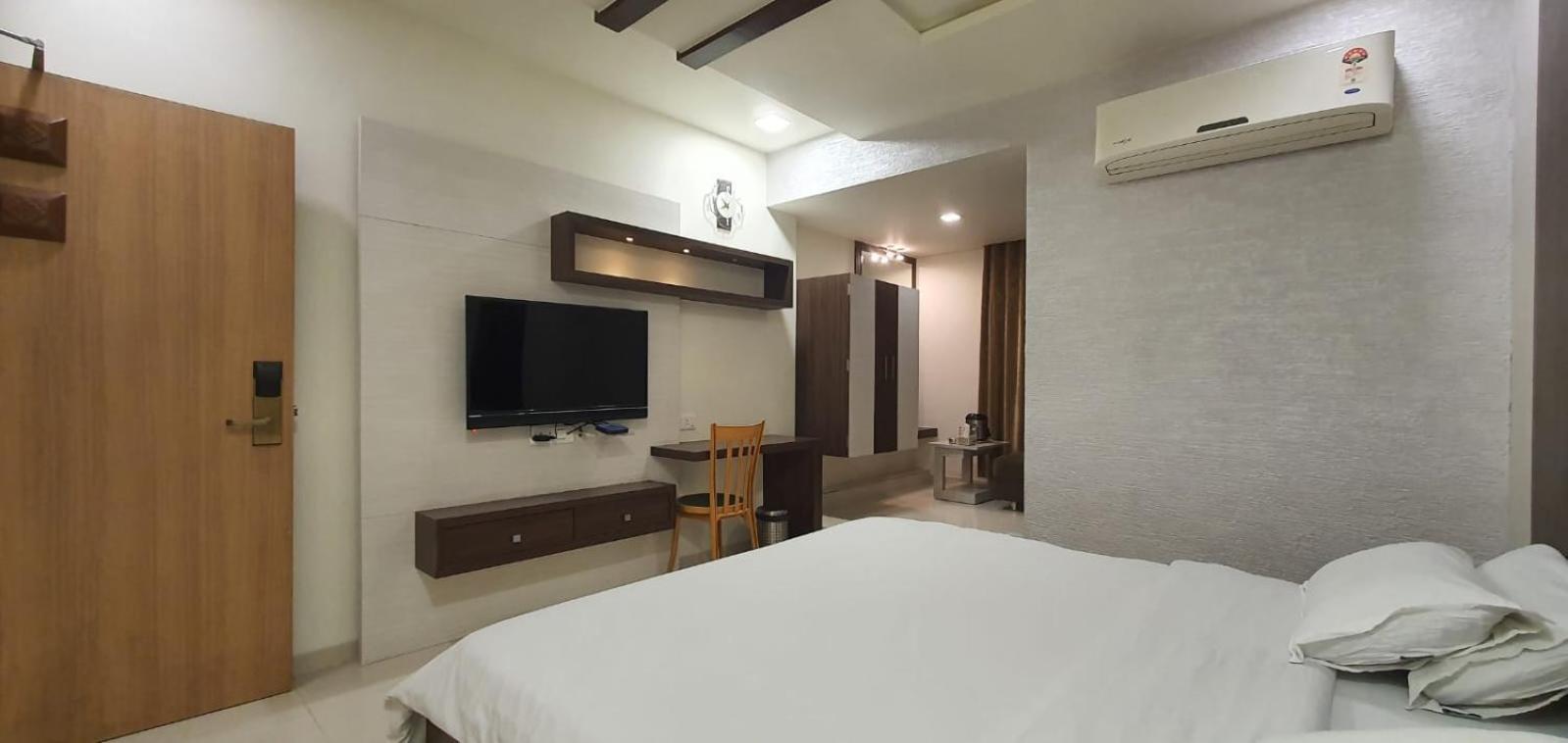Hotel The Ambassador Vadodara Esterno foto