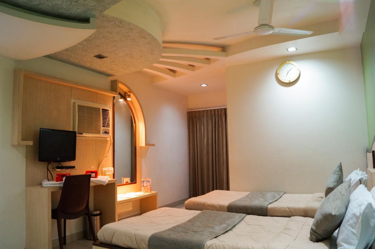 Hotel The Ambassador Vadodara Esterno foto