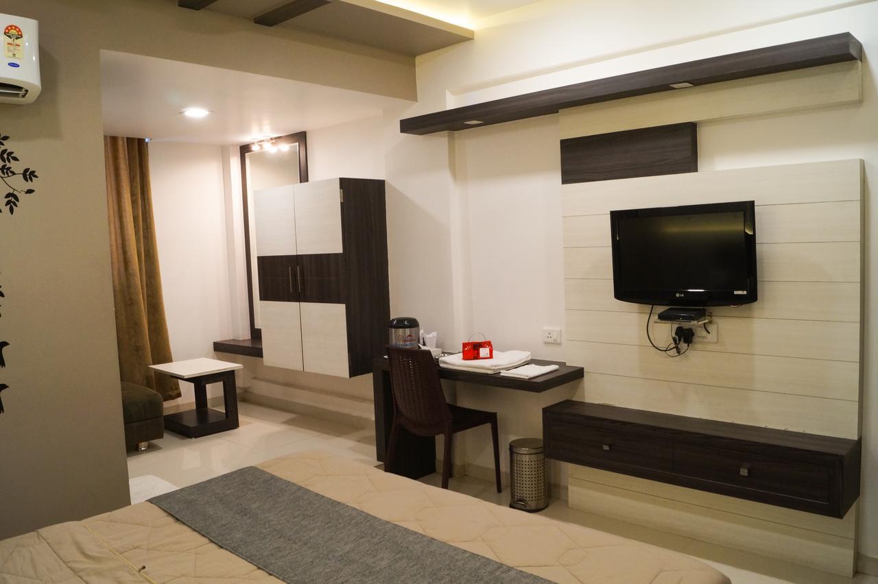 Hotel The Ambassador Vadodara Esterno foto
