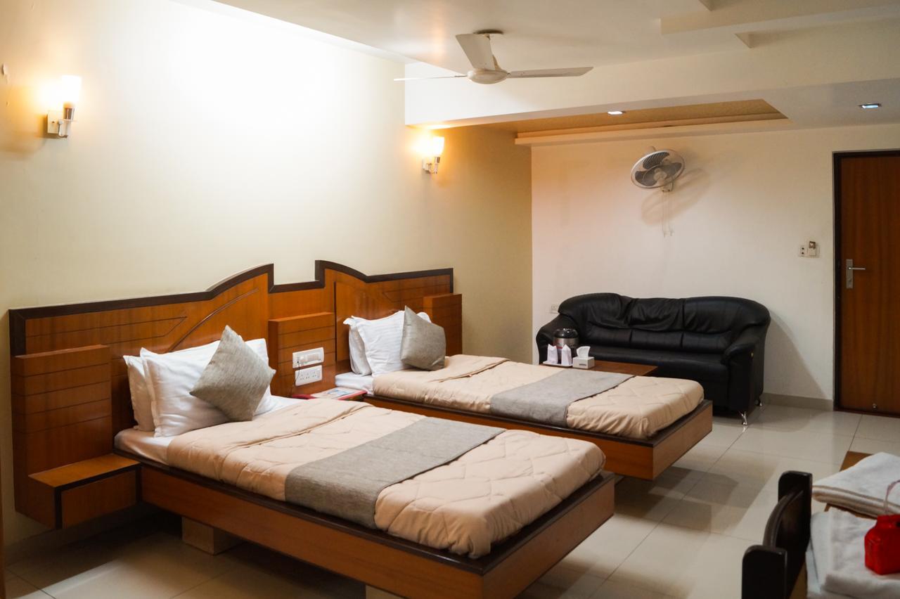 Hotel The Ambassador Vadodara Esterno foto