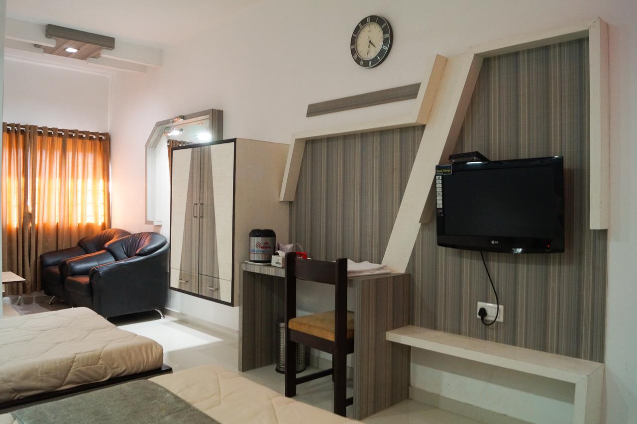 Hotel The Ambassador Vadodara Esterno foto