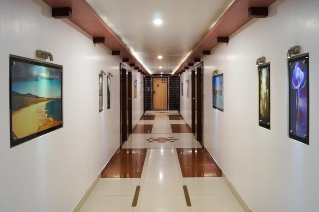 Hotel The Ambassador Vadodara Esterno foto