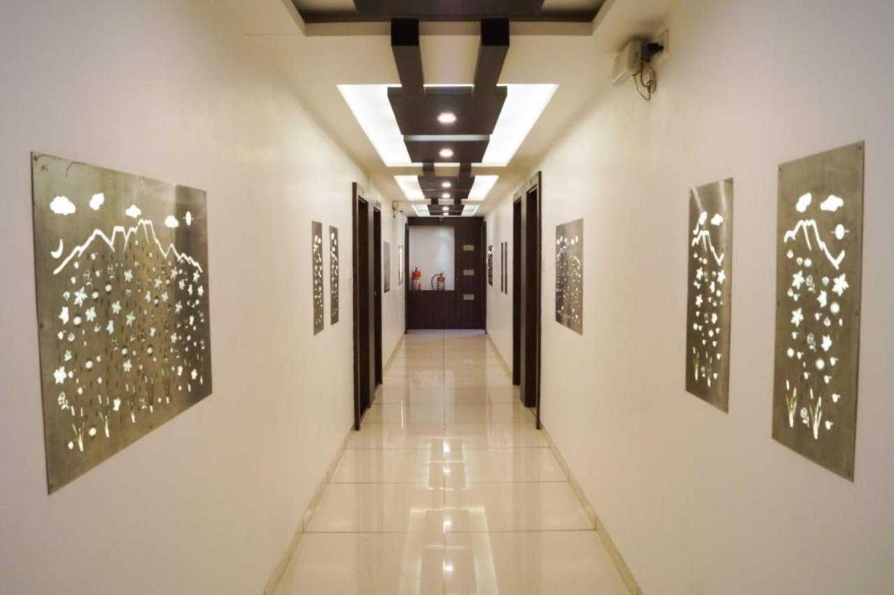 Hotel The Ambassador Vadodara Esterno foto