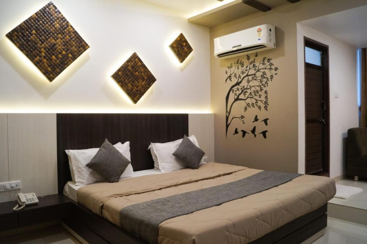 Hotel The Ambassador Vadodara Esterno foto