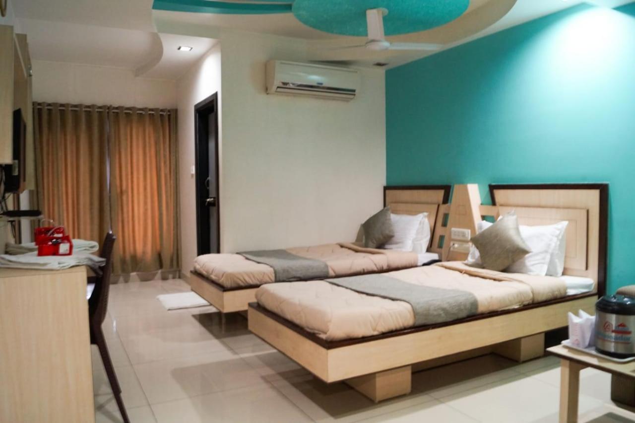 Hotel The Ambassador Vadodara Esterno foto