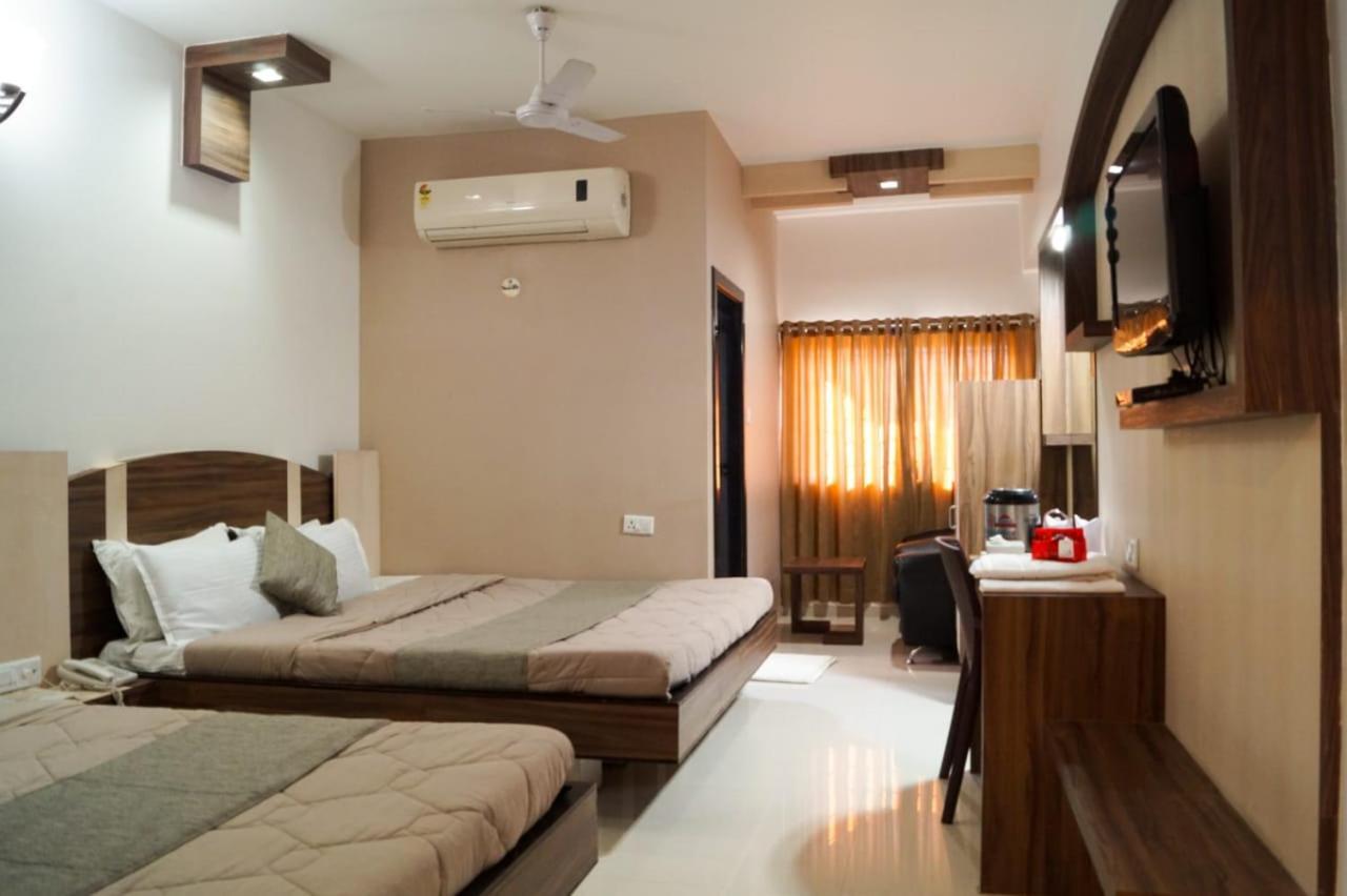 Hotel The Ambassador Vadodara Esterno foto