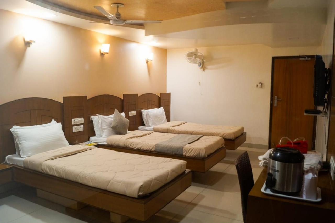 Hotel The Ambassador Vadodara Esterno foto