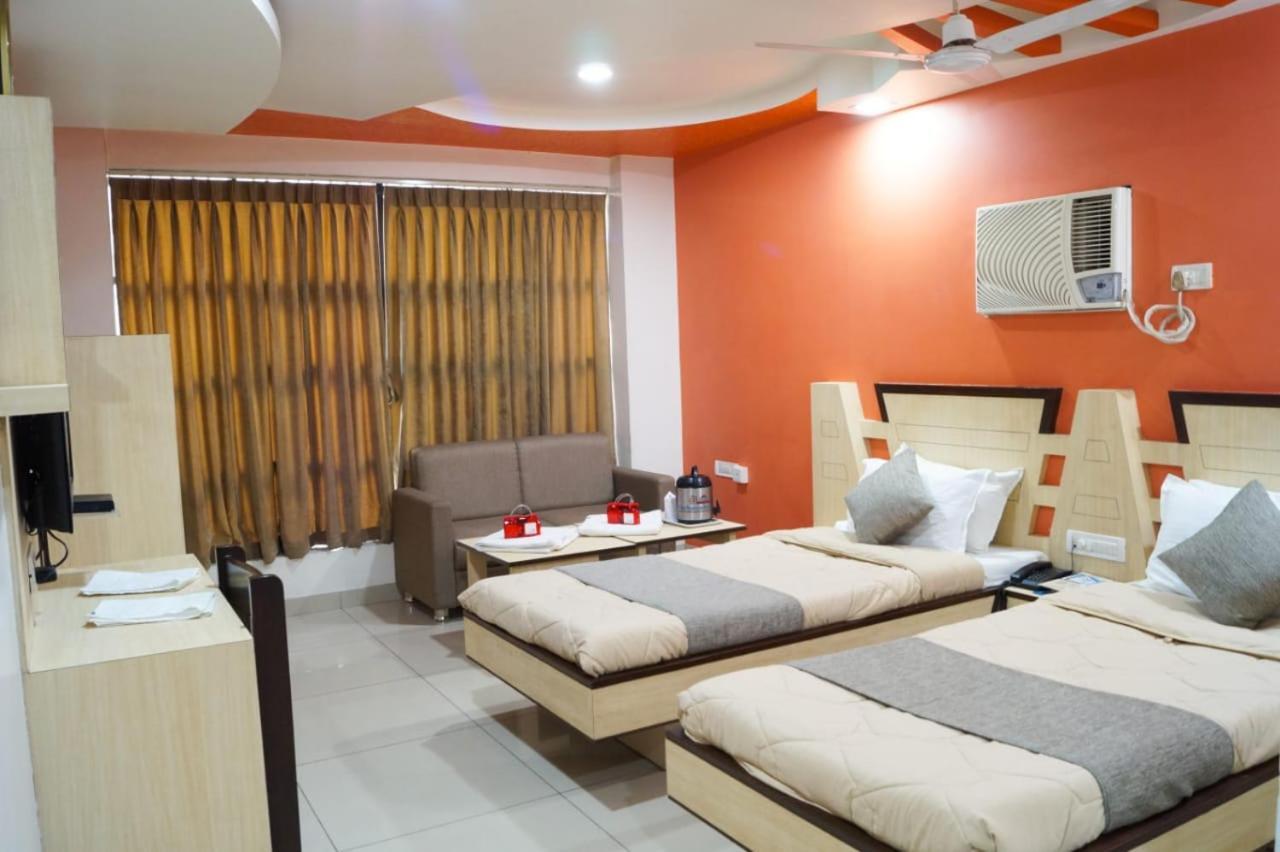 Hotel The Ambassador Vadodara Esterno foto